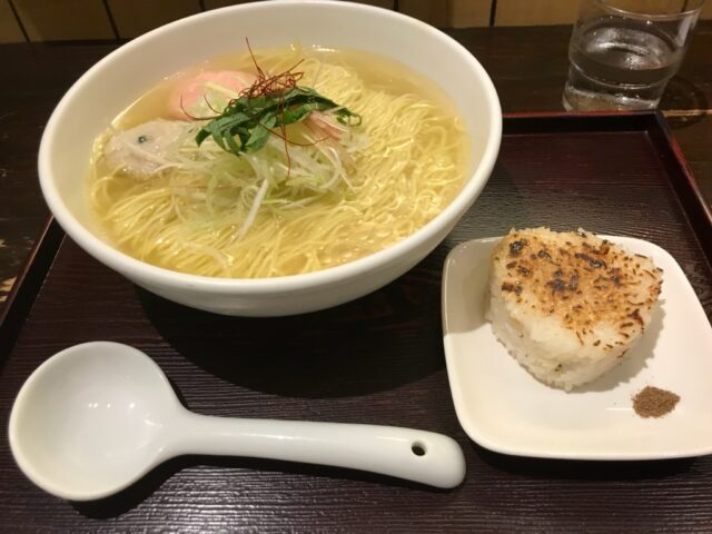 新宿：麺屋海神であら炊き塩らぁめんを食べてみた【ラーメンレビュー】