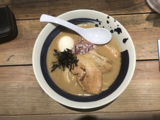 西新宿：麺屋 翔 みなとの特製真鯛白湯ラーメンを食べてみた【ラーメンレビュー】