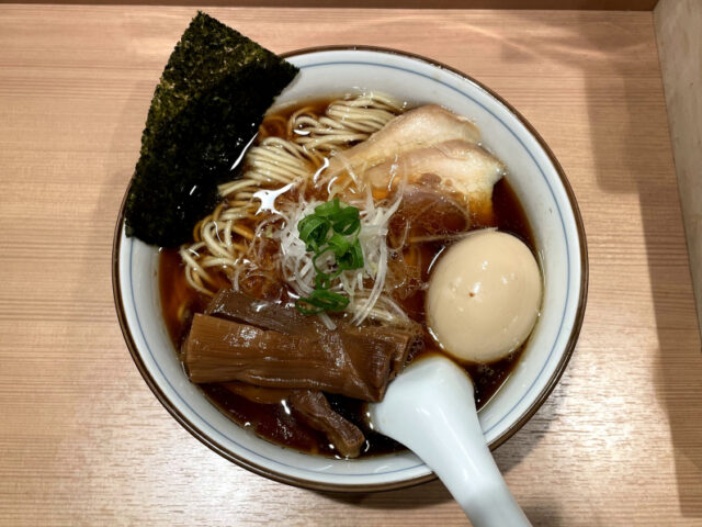 新宿三丁目： らぁ麺 くろ渦の特製醤油らぁ麺を食べてみた【ラーメンレビュー】