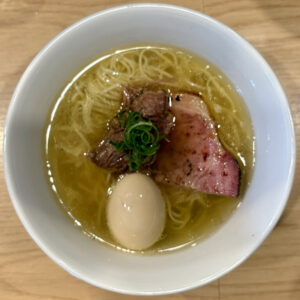 【2025年版】らーめんMAIKAGURAの塩らーめんを食べてみた【ラーメンレビュー】