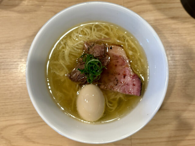 【2025年版】らーめんMAIKAGURAの塩らーめんを食べてみた【ラーメンレビュー】