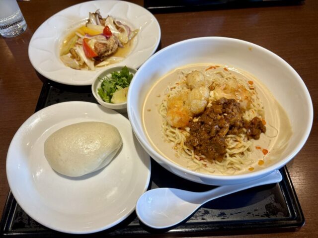 【濃厚なのにサッパリ】デニーズの飯田商店監修のオリエンタル冷やし豆乳担々麺の味が尖ってて最高だった【ラーメンレビュー】